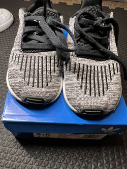 Adidas Swift Run (5 1/2c)