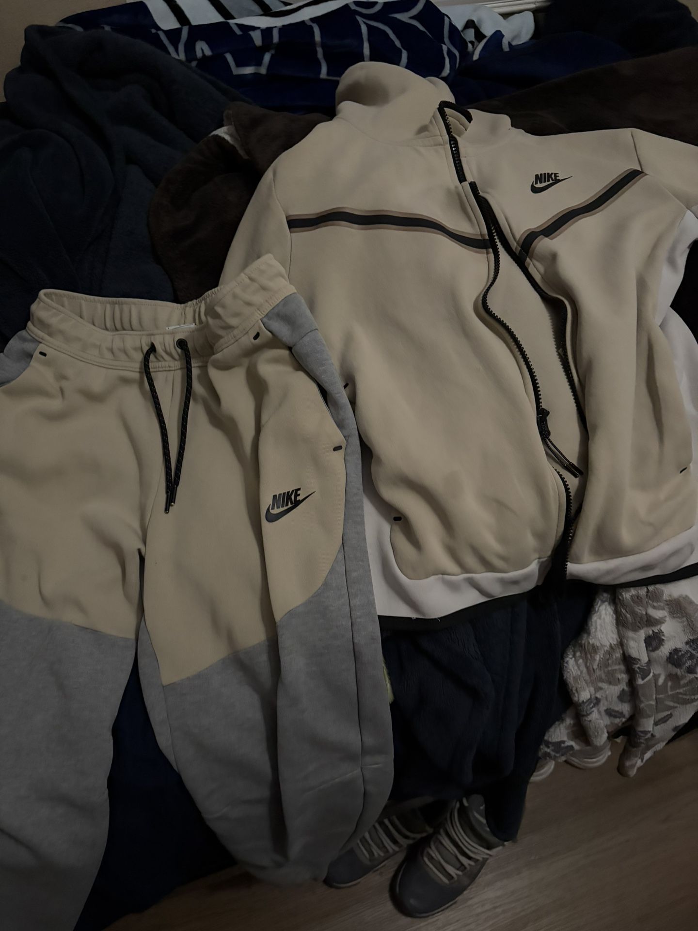Cream Nike Tech Set Size S