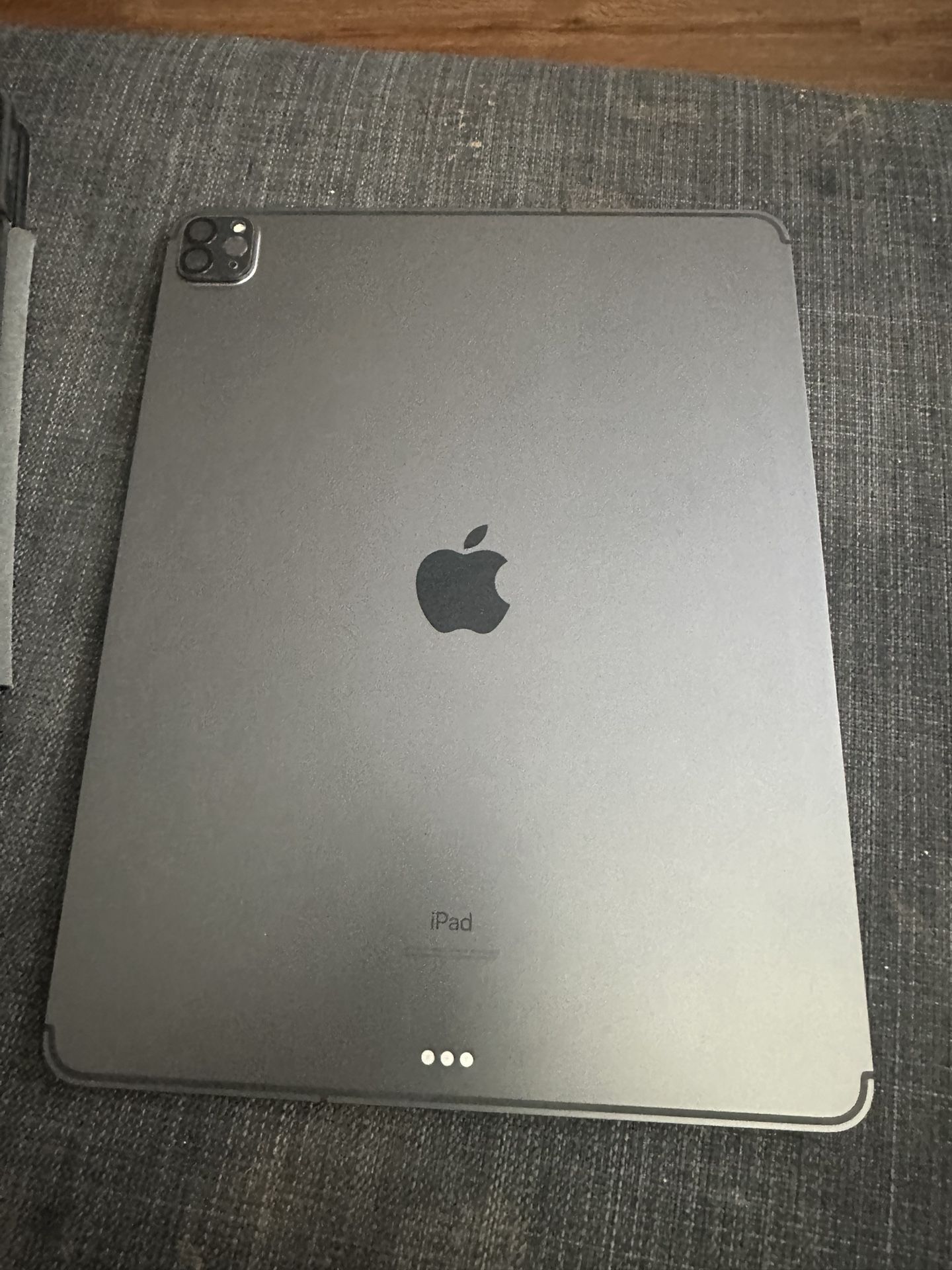 iPad 2020 12.9 Inch 512 GB And Apple Magic Keyboard 