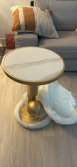 Modern 15.7" Round Side Table,Accent End Table (Gold)
