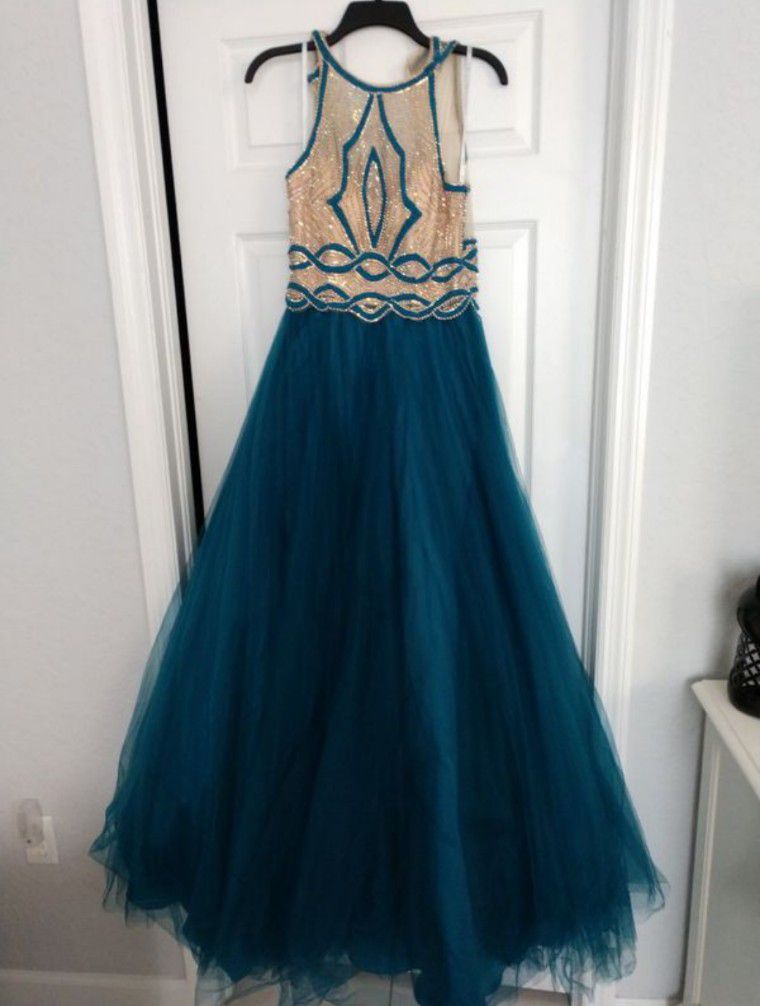 Beautiful size 4 Camille La Vie dress