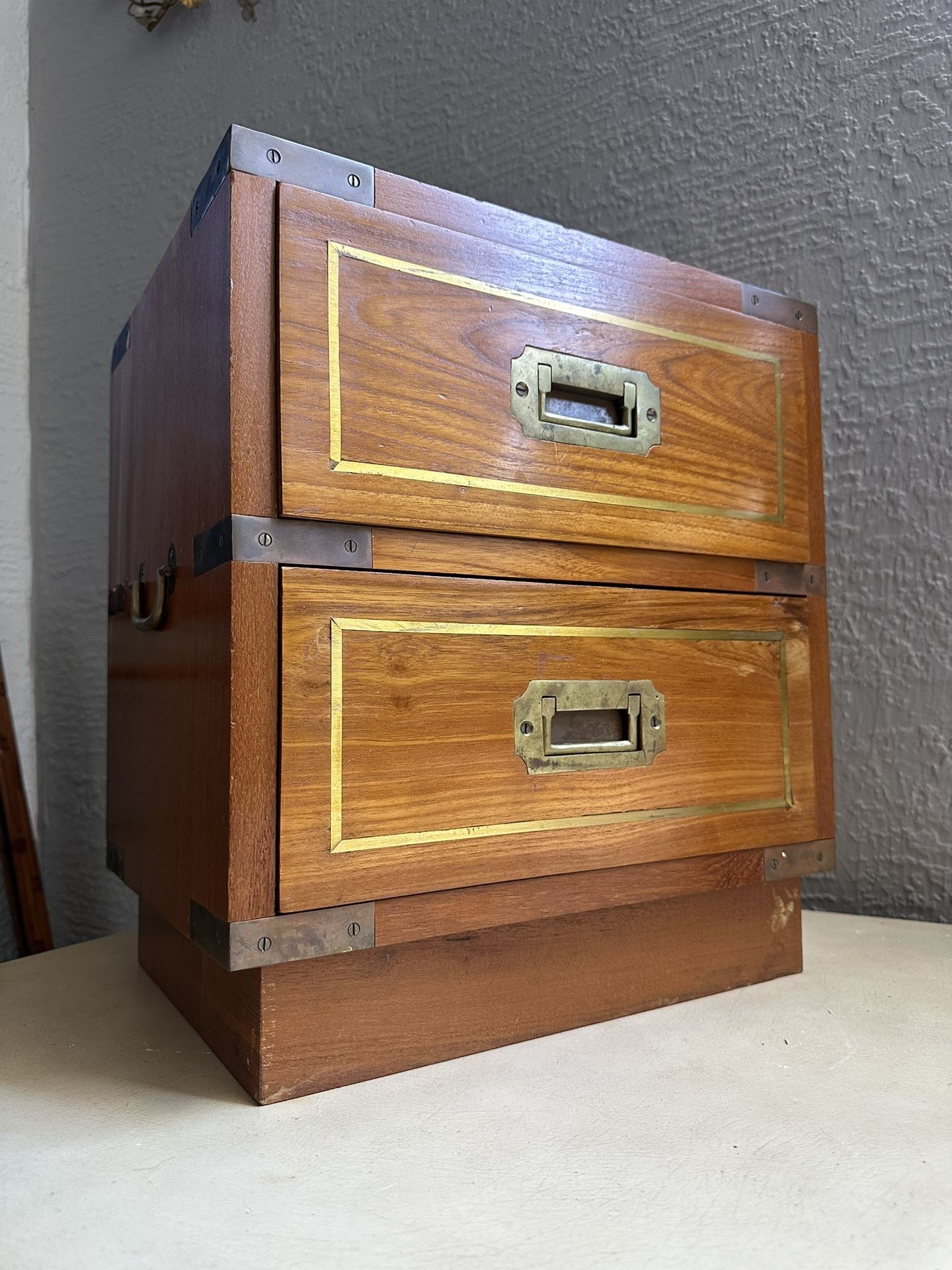 VINTAGE MILIARY CAMPAIGN SIDE END LAMP BEDSIDE TABLE CHEST WITH DRAWERS