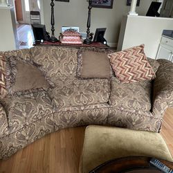 Curvy Traditional Couch 
