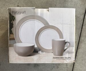 New Pfaltagraff  16 piece dinnerware set.