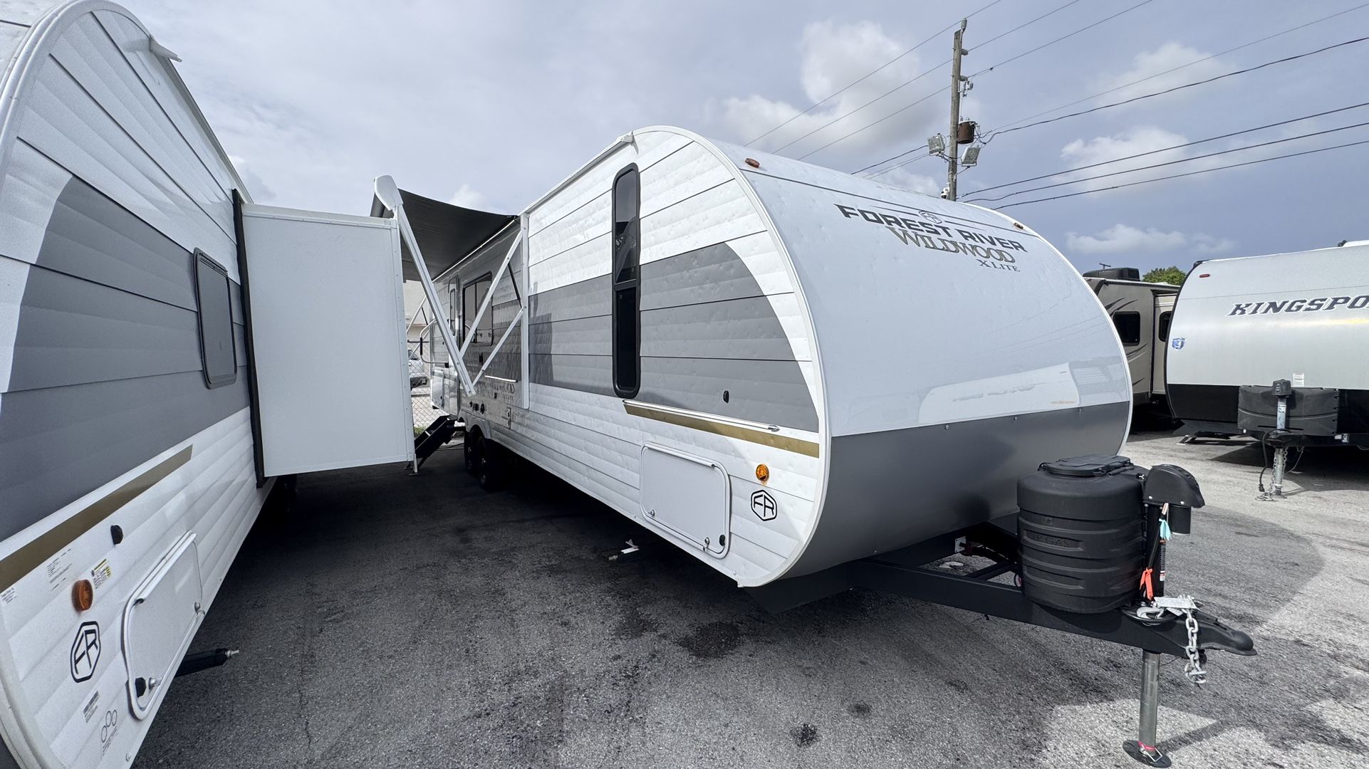 Rv Wildwood Año 2025 De 26 Pies Ubicado 9850 Nw 27 Ave Miami Fl 33147 O 786:327:1327 O 786:957:9369