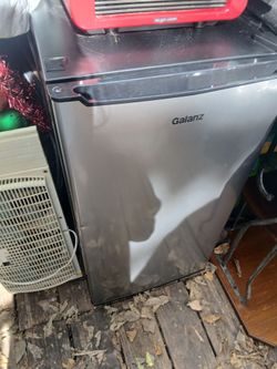 New GaLanz Dorm Refrigerator with small freezer New will plug it in to show you it works
