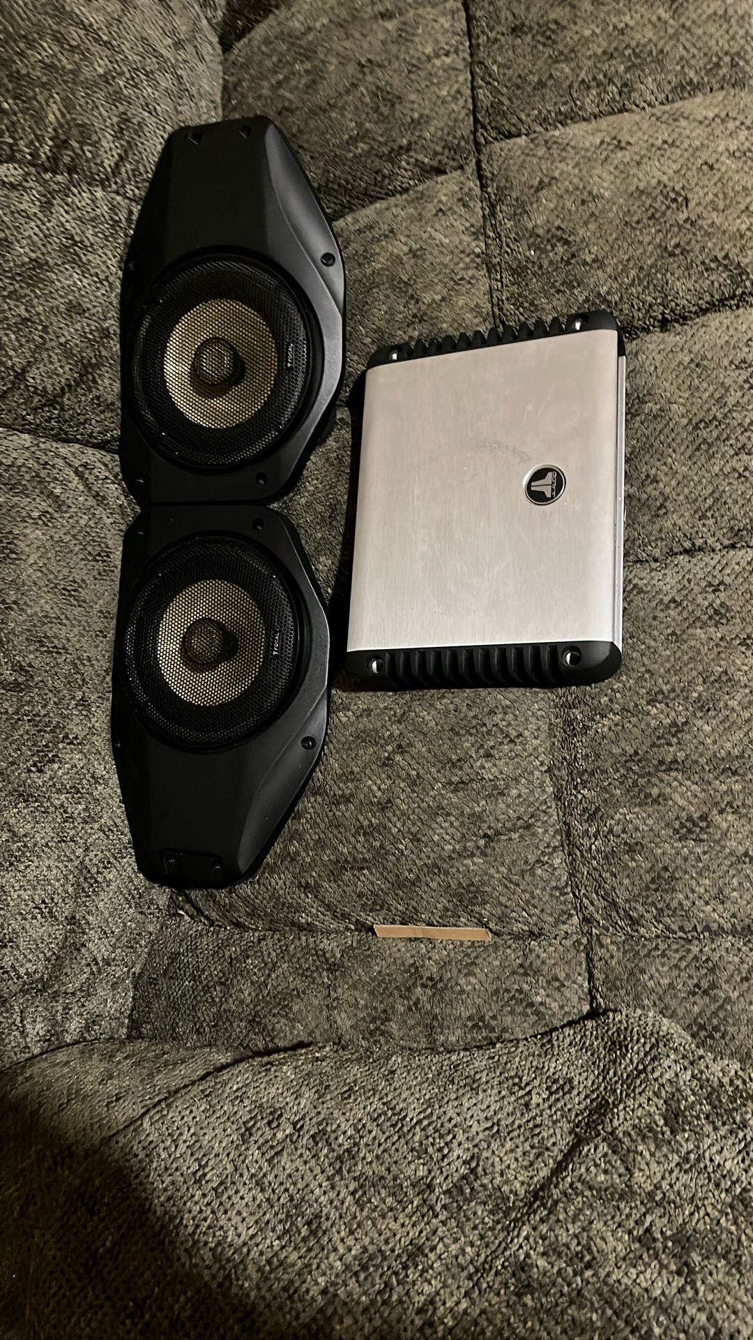 ***********DEAL OF THE DAY*****JL AUDIO 600WATT 4 CHANNEL AMPLIFIER & 2 - 6.5” MIDS W/MOUNTING PLATES