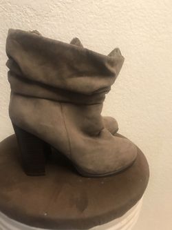 Woman’s boots size 8