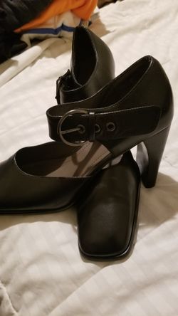 Pre Owned ME TOO leather Heels Size 9
