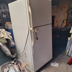 Fridge With Ice Maker