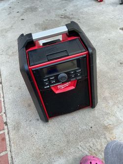 MILWAUKEE RADIO BLUETOOTH IN GREAT CONDITION!  VERY CLEAN!