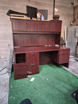 Desk With Locking Drawers/ Cabinets
