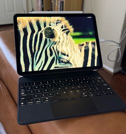 Apple iPad Air 5th Gen (M1) 64gb and Accessories