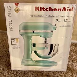 BRAND NEW Kitchen Aid Pro 5 Plus Bowl-Lift Stand Mixer