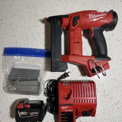 Milwaukee M18 FUEL™ 18 GAUGE 1/4" Narrow Crown Stapler + Battery + Charger
