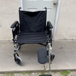 WHEELCHAIR OVERSIZED MISSING ONE FOOTREST 