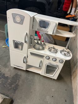 Kids play kitchen with lots of extras