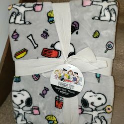 Peanuts Snoopy Throw! By Berkshire! 55" x 70" NEW! - $35 (43612)
Peanuts Snoopy Throw! By Berkshire! 55" x 70" NEW! 