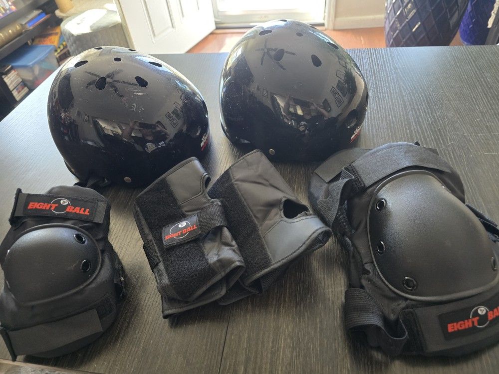 2 Wipeout Helmets, 1 set knee, elbow, wrist gear youth protective gear skateboard etc