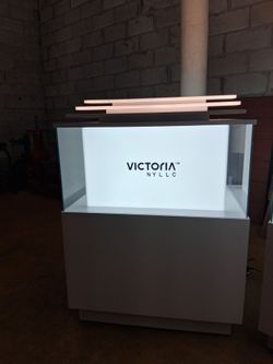 Victoria NY LLC Illuminated Retail Display Case
