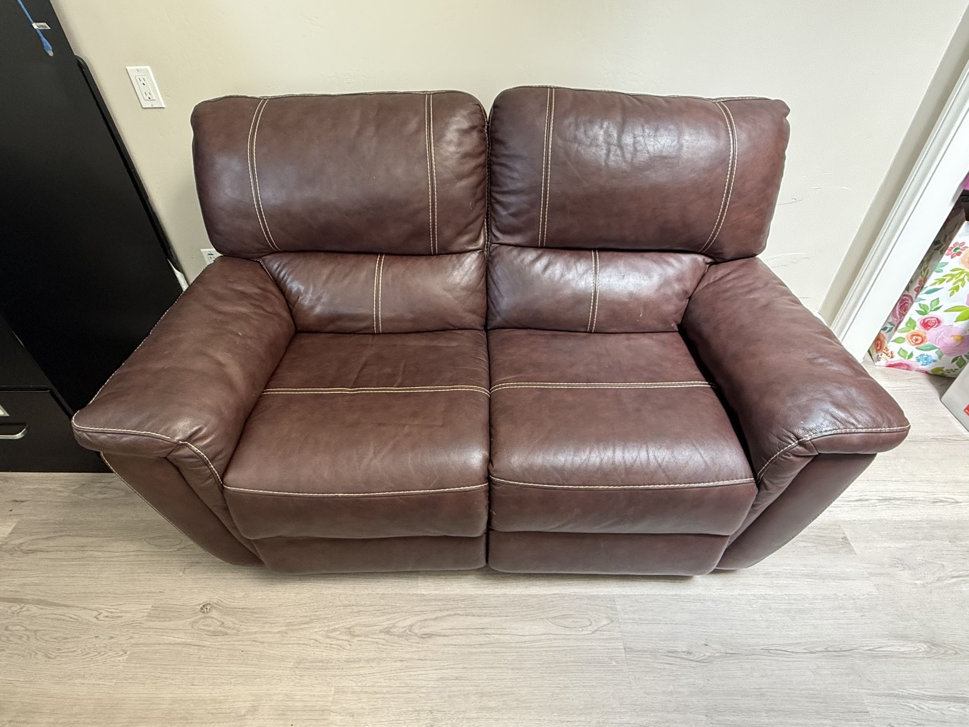 Leather Reclining Loveseat – Excellent Condition
