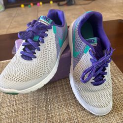 Nike women's shoes 7