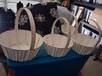 FOUR PIECES WHITE BASKETS
