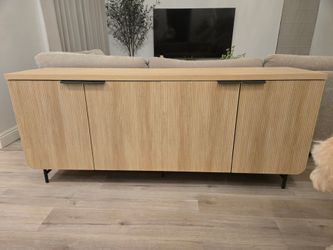 Walker Edison 69” Scandinavian 4-Door Reeded-Front TV Stand for TVs up to 75", Coastal Oak Like New