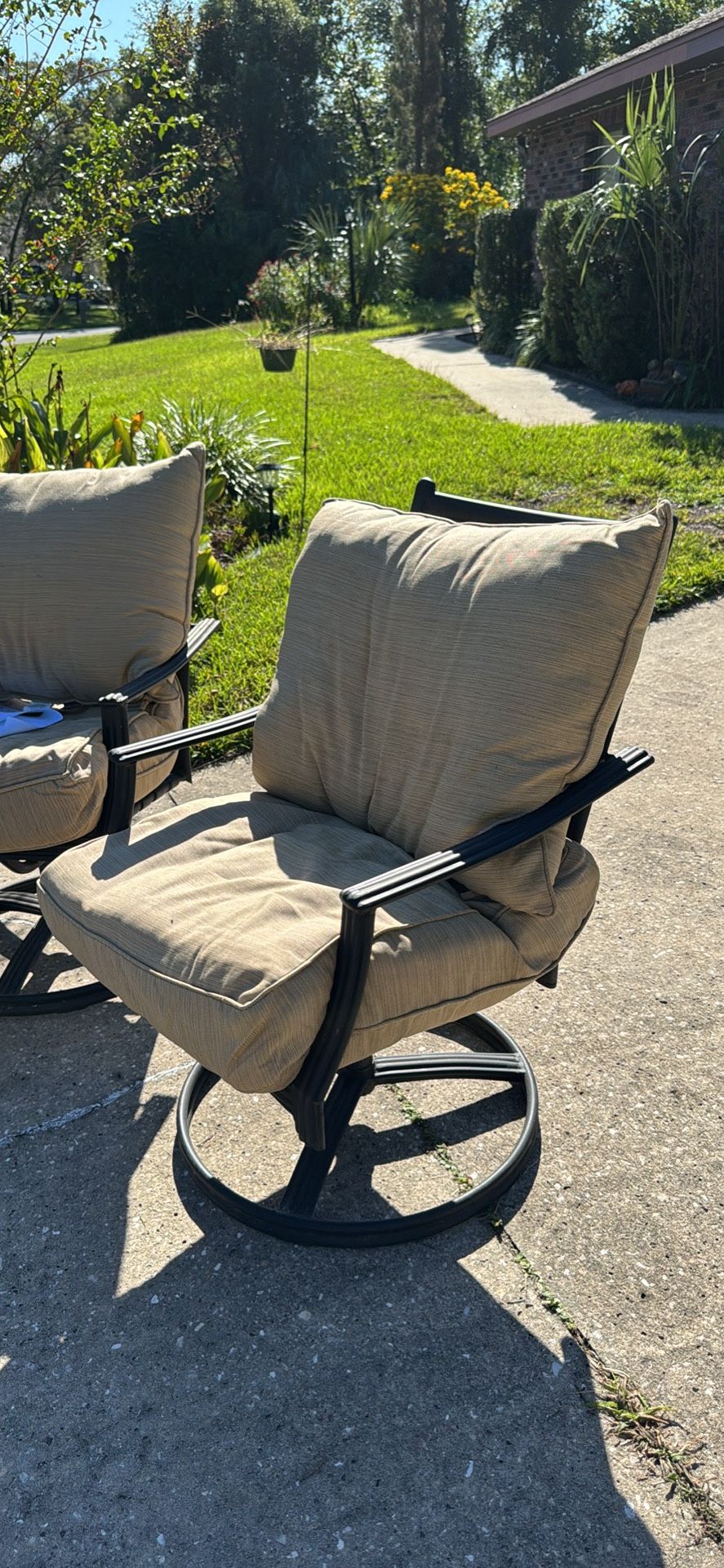 4 Outdoor Swivel Chairs With Cushions