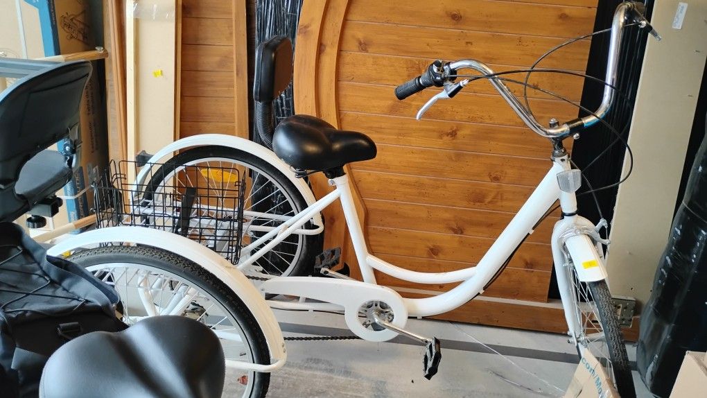 LIKE NEW  10 Speed tricycle $100