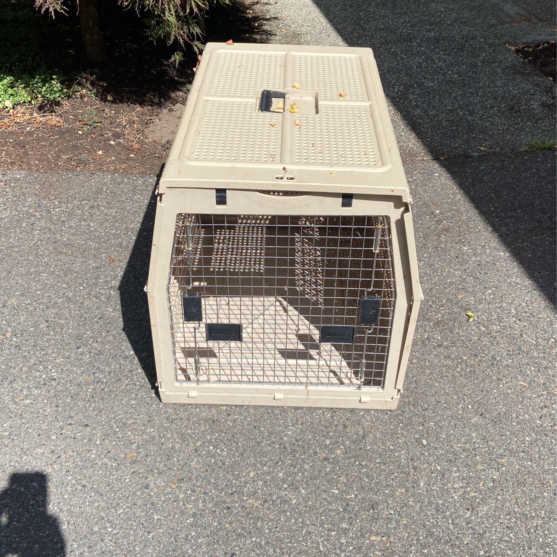 Dog Crate. Good Condition. 19x 32