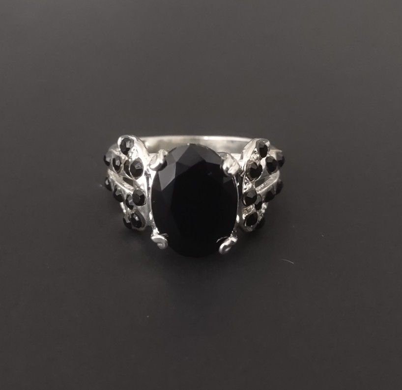 Beautiful .925 Sterling Silver & Black Agate Cocktail Band Ring - US Size 9