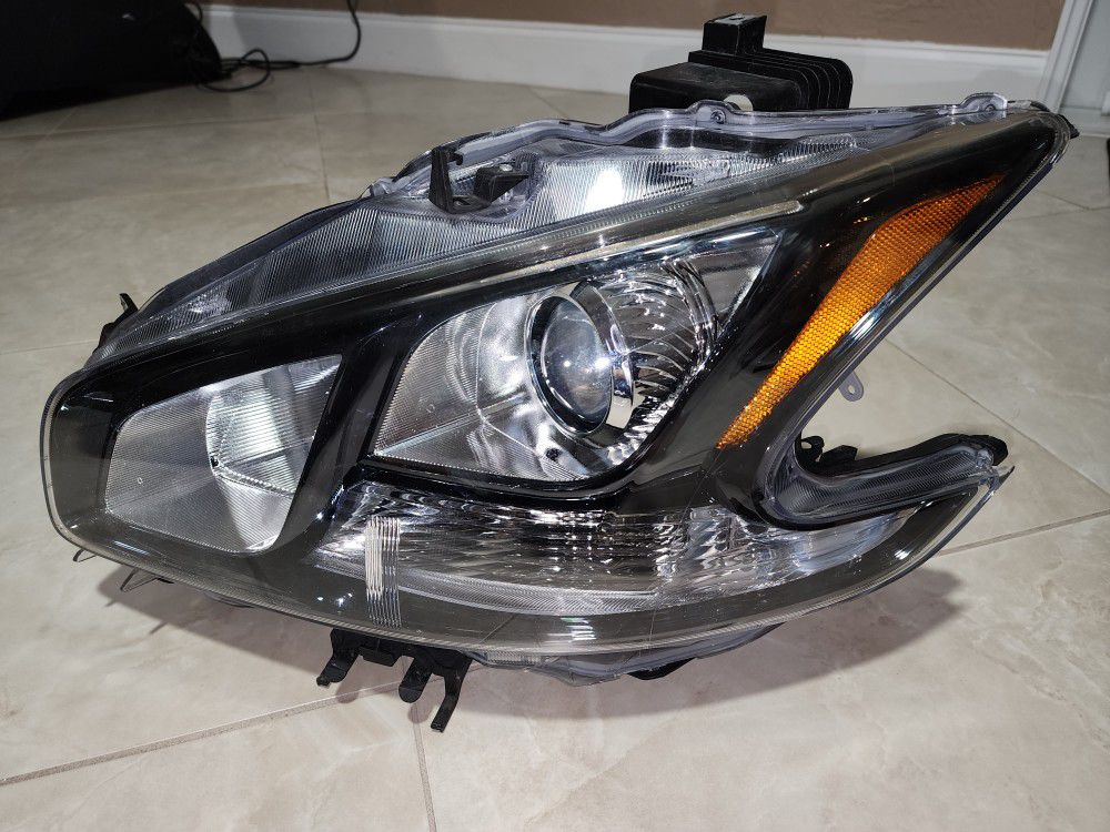 Nissan Maxima 2012-2014 Set of HID headlights.