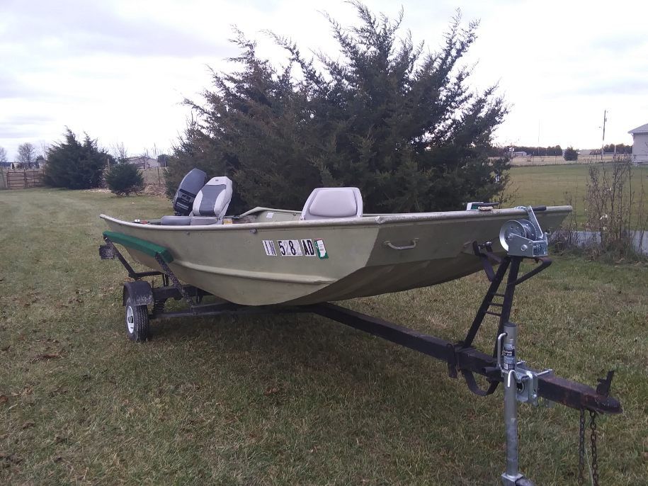 Photo 14 ft extra wide extra deep boat with 25hp motor