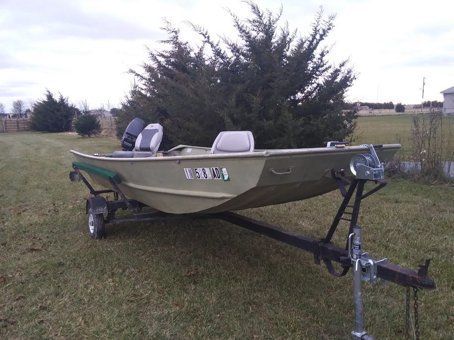 Photo 14 ft extra wide extra deep boat with 25hp motor