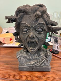 12”H Halloween Medusa head, lights up,talks,snakes move around , rubber over solid frame