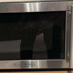 Black and Decker compact microwave