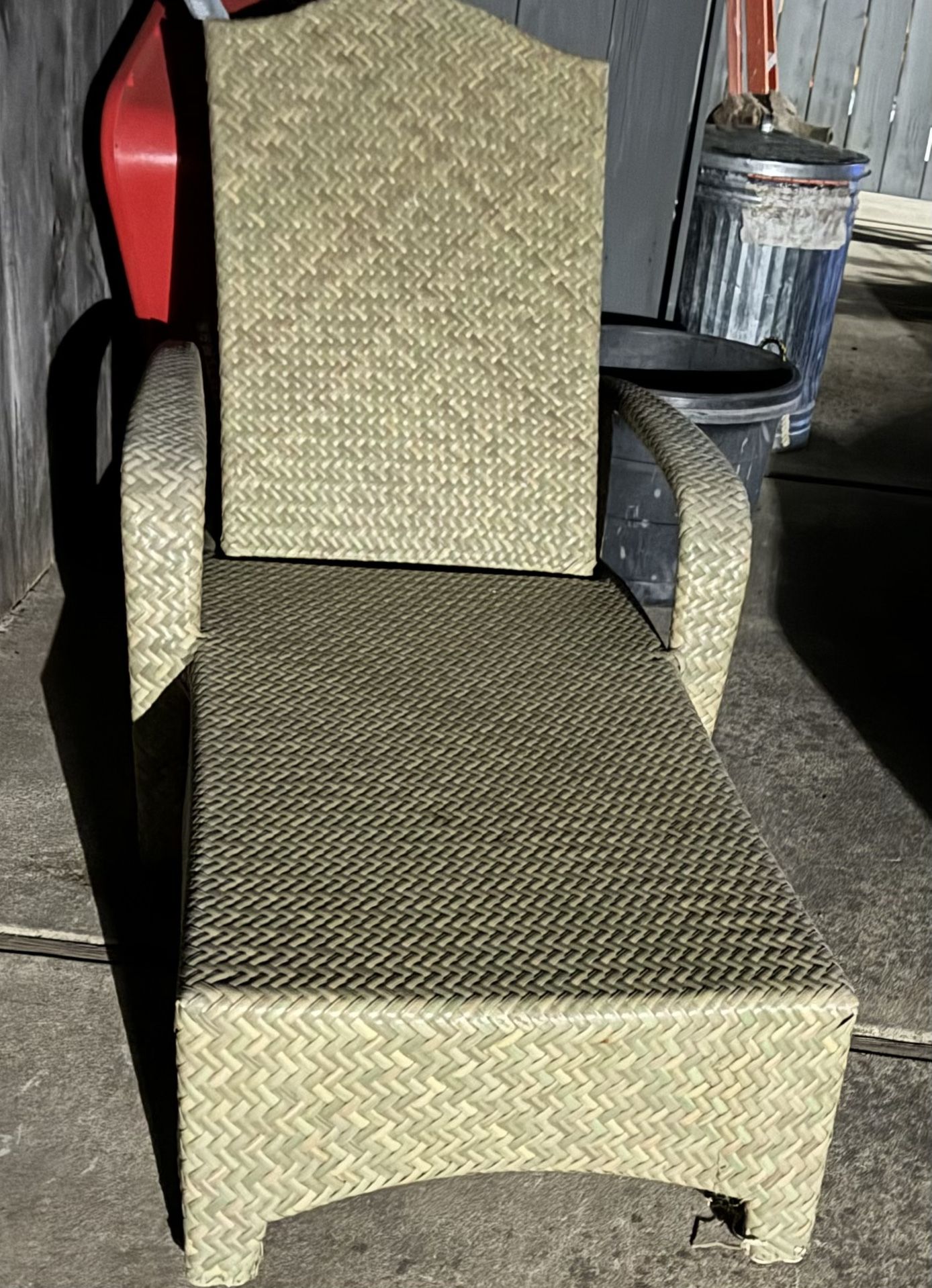 EXCELLENT WICKER PATIO CHAISE LOUNGE