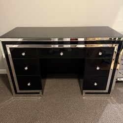 ✨ High-End Glam Vanity — Mirrored Trim, Crystal Knobs