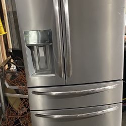 4 Door Frigidaire Like New Work Great