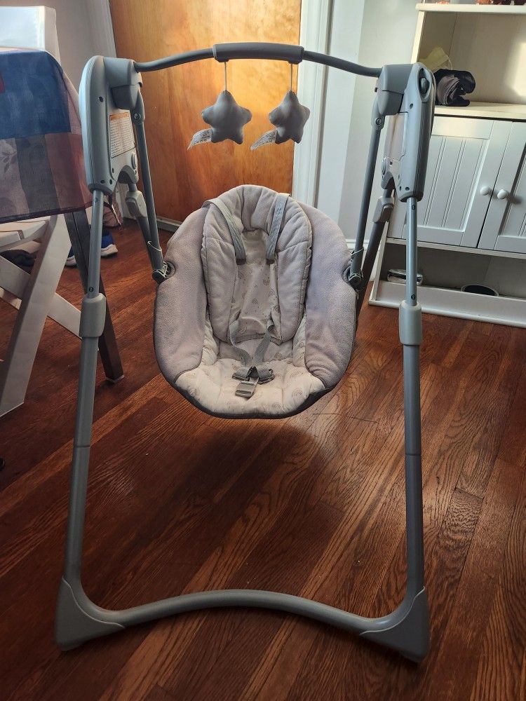 Graco Slim Spaces  Compact Baby Swing