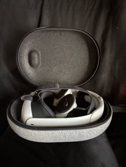 Meta Quest 3 512 gb with case and upgraded head strap