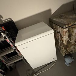 WHITE LIKE NEW CONDITION DEEP FREEZER