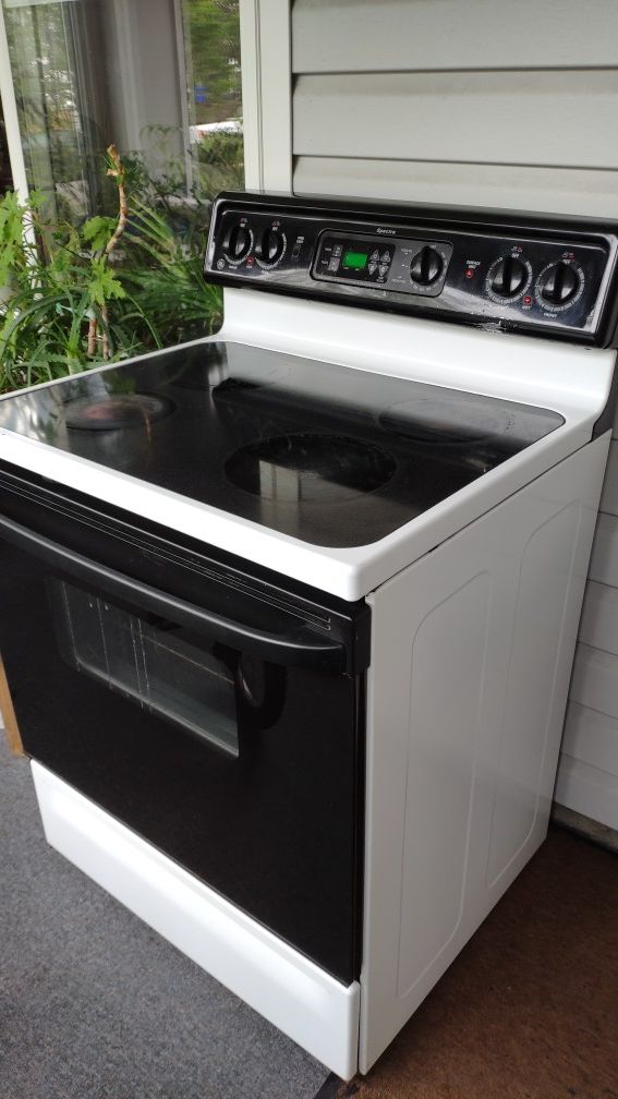 General Electric GE Spectra glass top stove for Sale in Auburn, WA