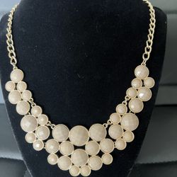 ✨ Elegant Statement Bib Necklace – Champagne Beige Faceted Discs