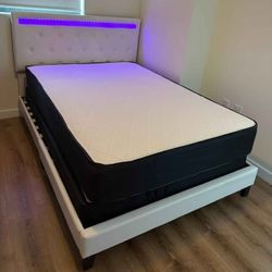 King size bed 🛏️ and mattress and headboard 