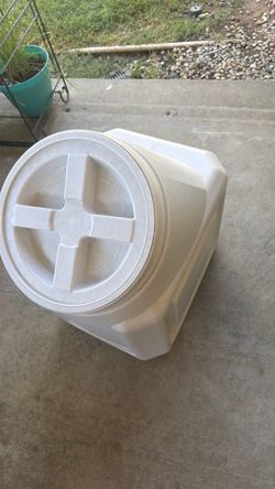 Dog food bin