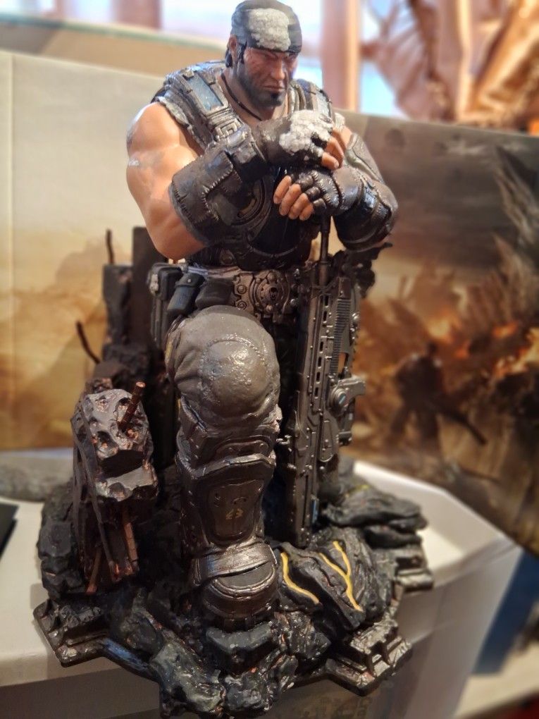 ANY GAMERS GEARS OF WAR 3 STATUE