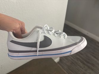 Youth tennis shoes