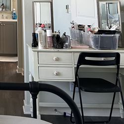 Pier One Vanity With Foldable 3 Mirrors 